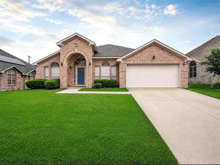 Property Photo: 1022 Pondview Drive TX 75104
