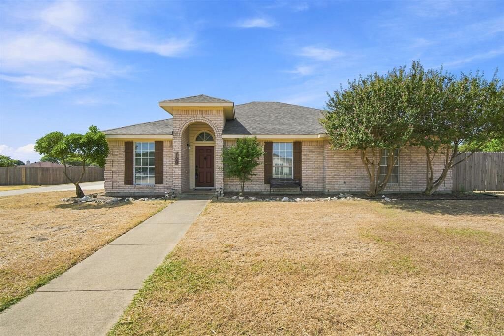 Property Photo:  760 S Ridge Drive  TX 76065 