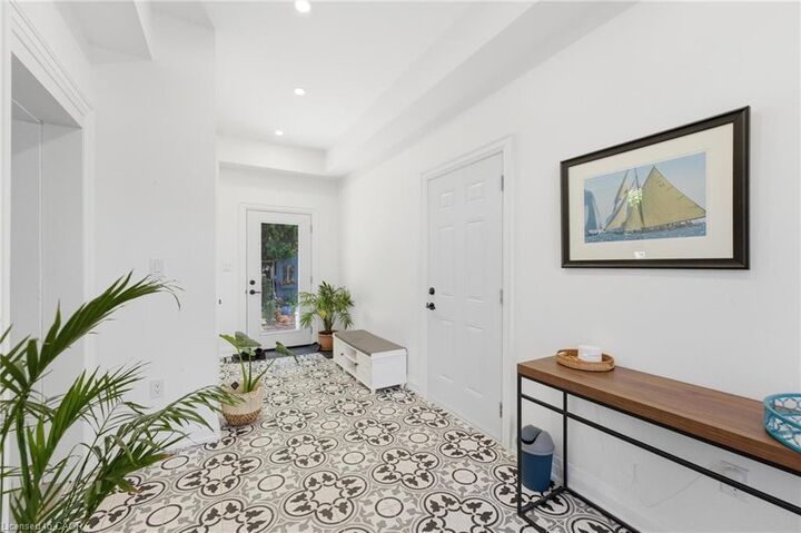 Property Photo:  82 Cumming Court Upper  ON L9G 1V3 