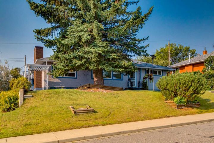 Property Photo: 723 Trafford Drive NW AB T2K 2T5