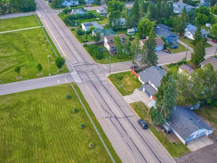 Property Photo: 332 11 Avenue AB T0M 2A0