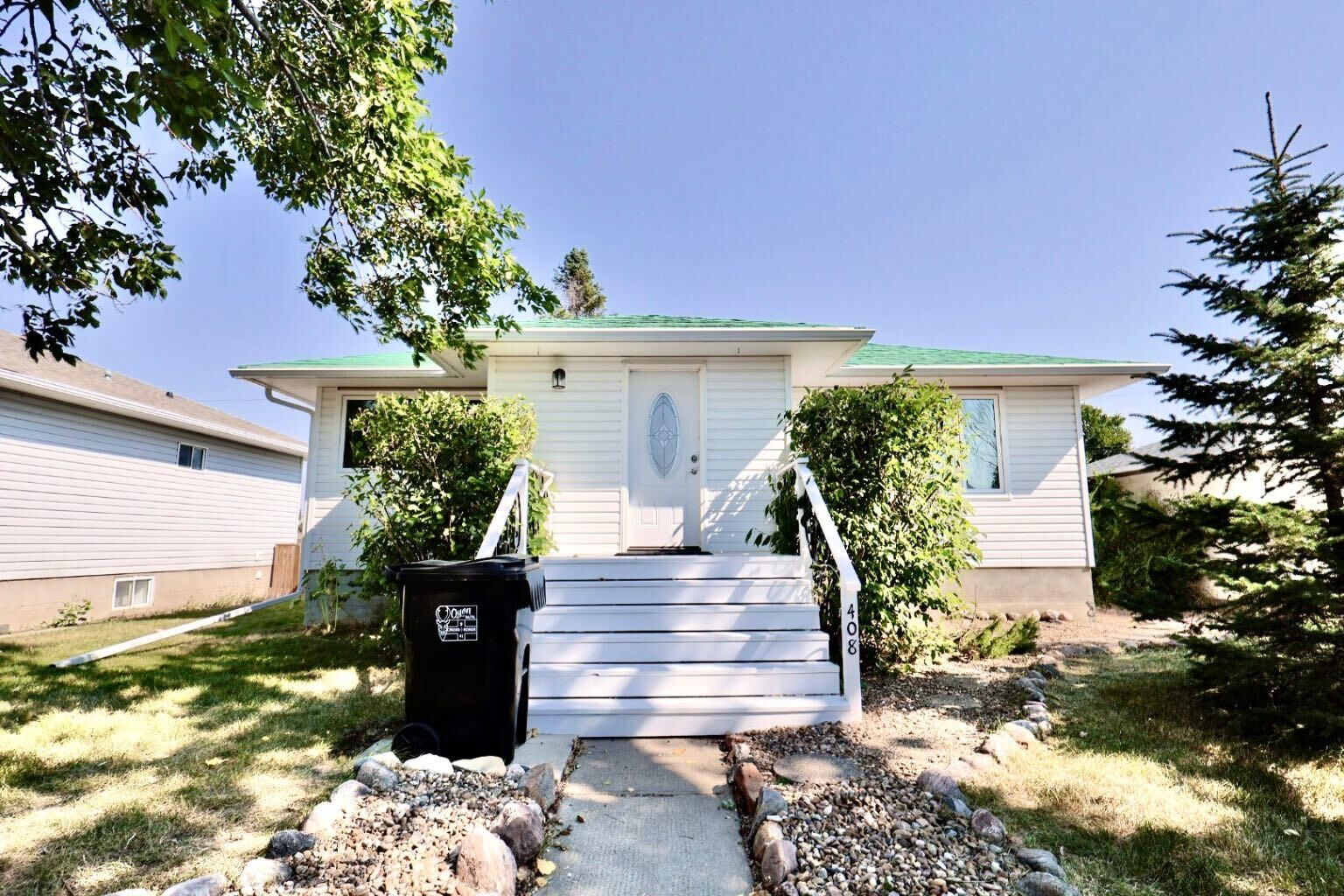 Property Photo:  408 2 Avenue E  AB T0J 2J0 