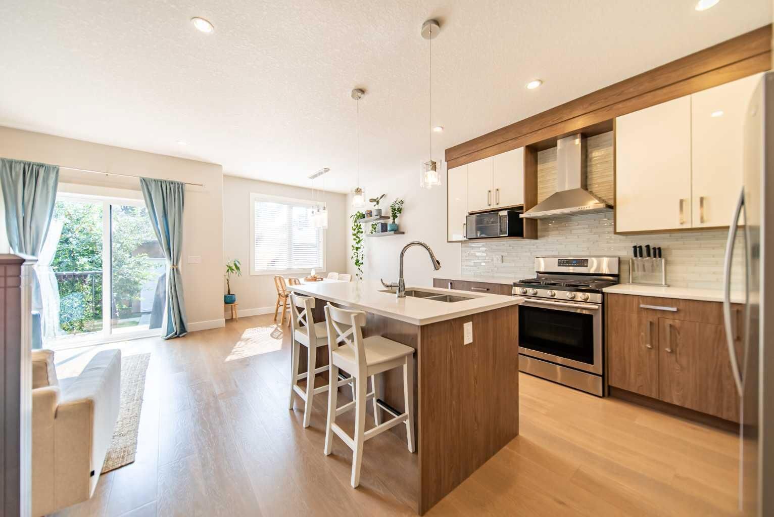 Property Photo:  1934 26 Street SW 2  AB T3E 2A1 