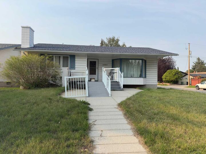 Property Photo:  5004 Valiant Drive NW  AB T3A 0Y5 