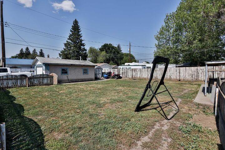 Property Photo: 1009 6 Avenue N AB T1H 0S3
