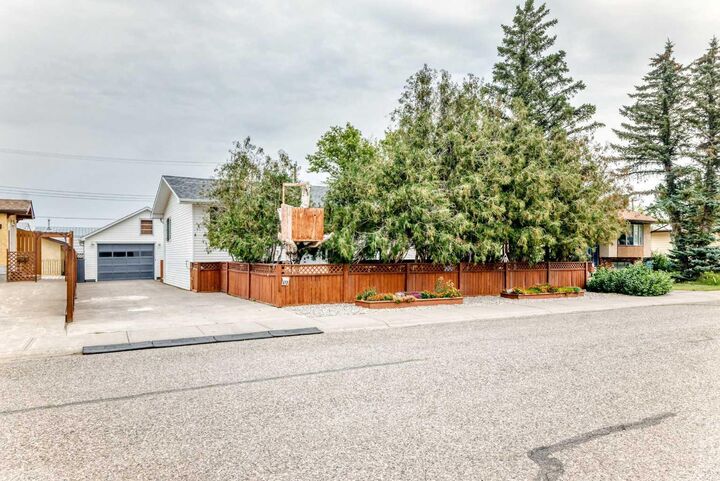 Property Photo: 613 11 Street AB T0L 0Z0