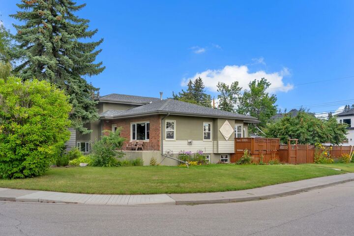 Property Photo: 2204 Halifax Crescent NW AB T2M 4C9