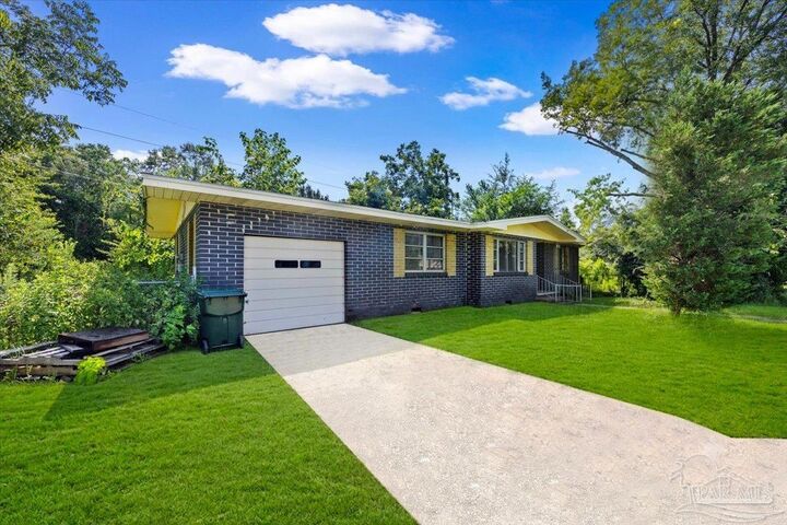Property Photo: 308 Wegner Ave FL 32533