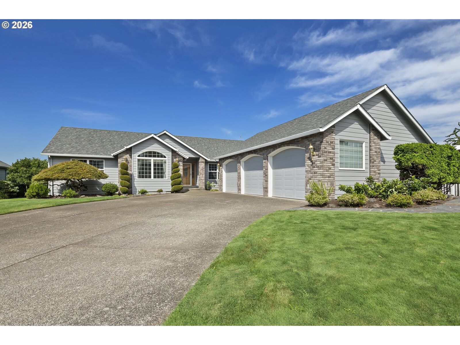 Property Photo: 1747 SW Montmore Way OR 97060