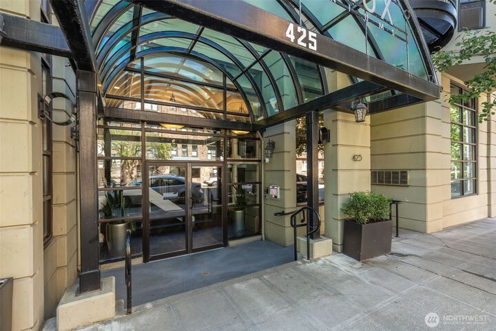 Property Photo:  425  Vine Street 706  WA 98121 