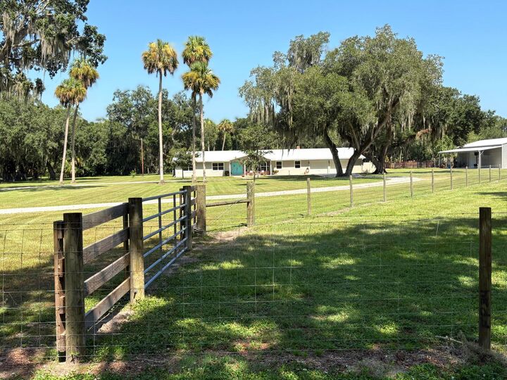 Property Photo: 2160 SW 28th Avenue FL 34974