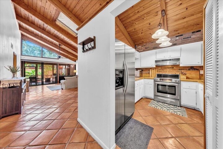 Property Photo: 6120 NW 33rd Way FL 33309