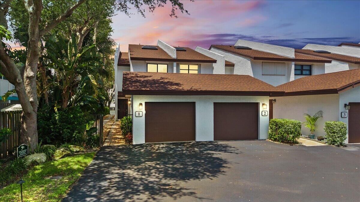Property Photo: 1301 N Riverside Drive 1 FL 33062