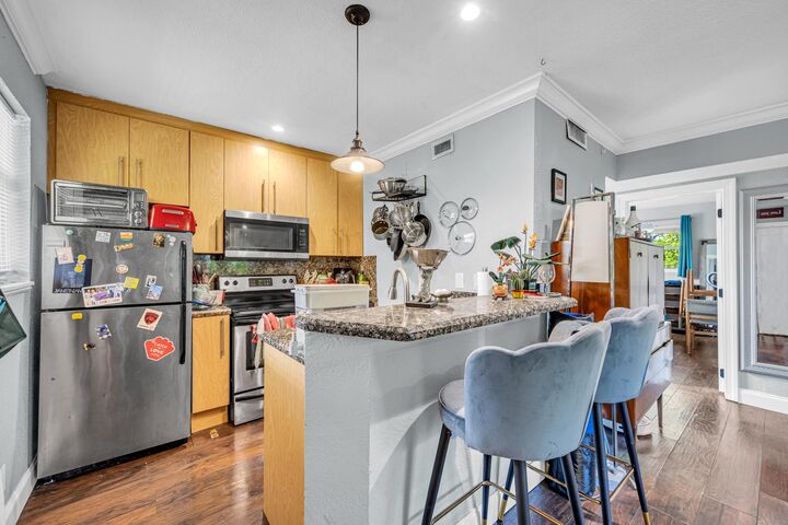 Property Photo:  811 NE 14th Place 10  FL 33304 
