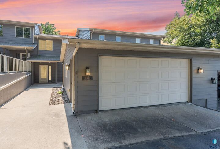 Property Photo: 2303 E Beacon Pl 2 SD 57103