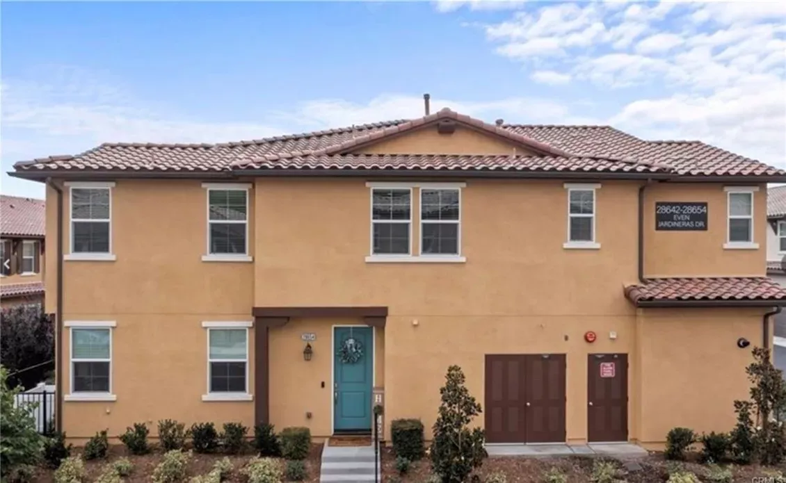 Property Photo: 28654 Jadineras Dr CA 91354