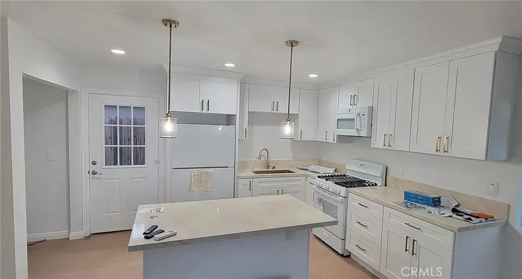 Property Photo:  424 Poplar  CA 90220 