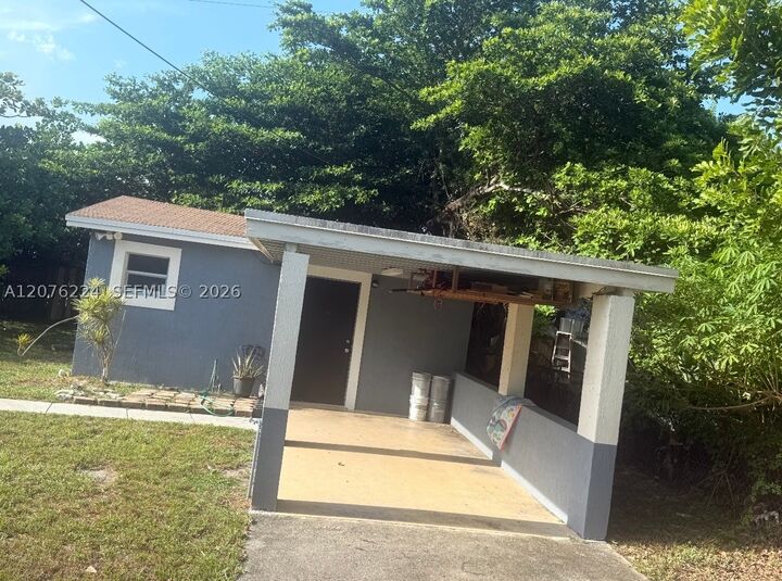 Property Photo:  607 NW 42nd St  FL 33309 