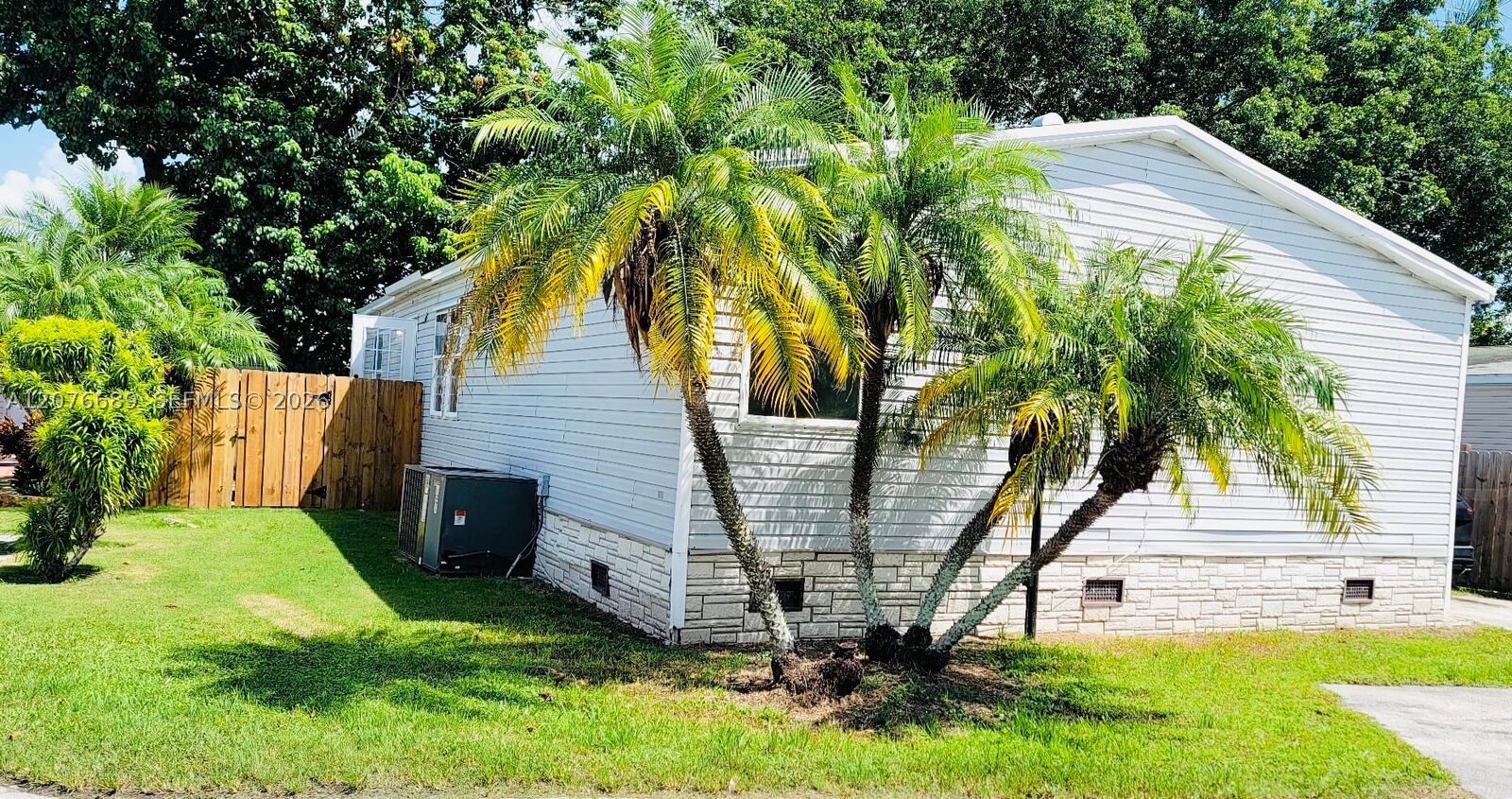 Property Photo:  220 NE 12th Ave 72  FL 33030 
