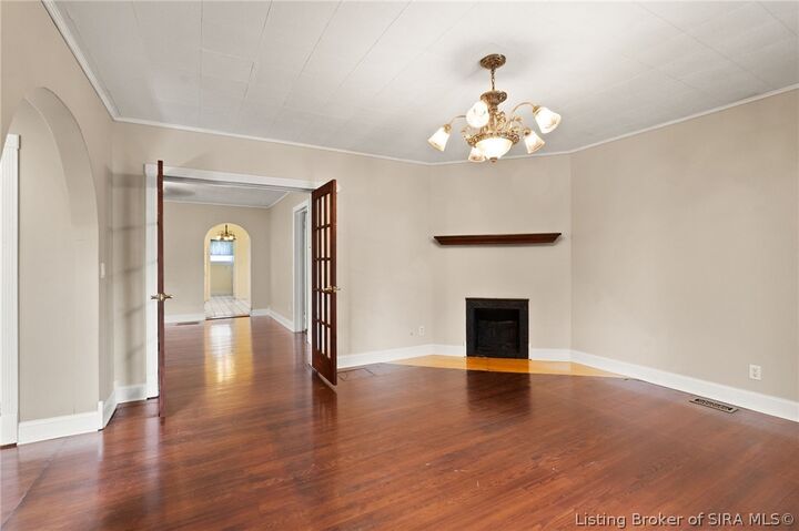 Property Photo: 1924 E Spring Street IN 47150
