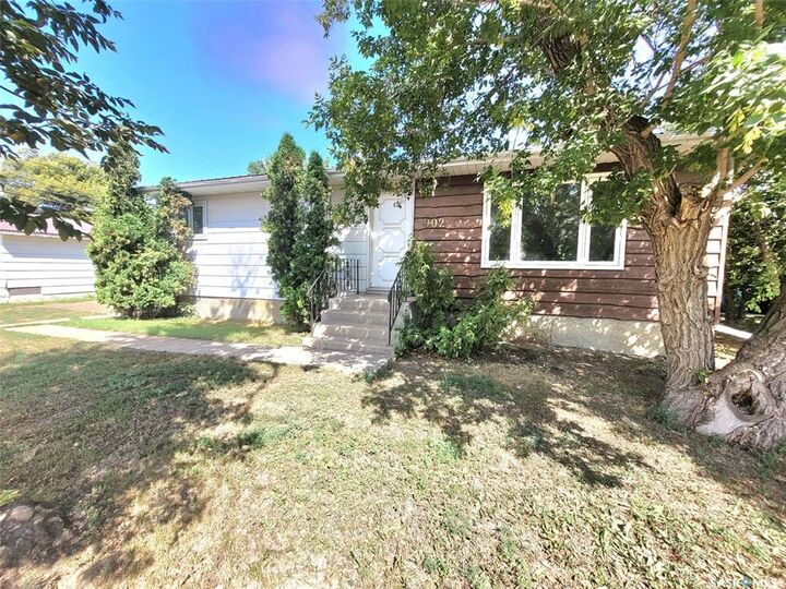 902 Albert Street — photo 1