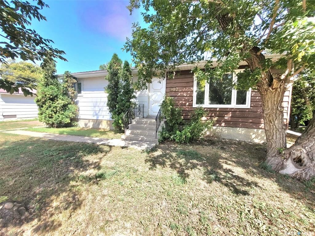 Property Photo: 902 Albert Street SK S6H 2X9