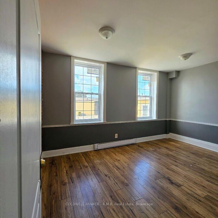 Property Photo:  47 William Street N 2  ON K9V 3Z9 