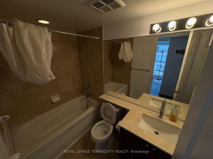 Property Photo:  761 Bay Street 909  ON M5G 2R2 