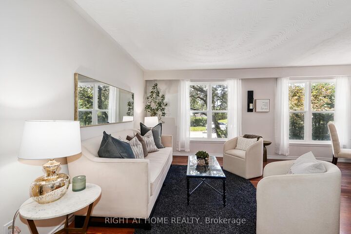 1059 Glen Mhor Crescent — photo 1