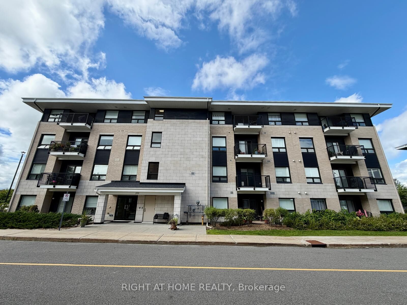 Property Photo:  200 Winterfell Private 405  ON K1G 4J1 