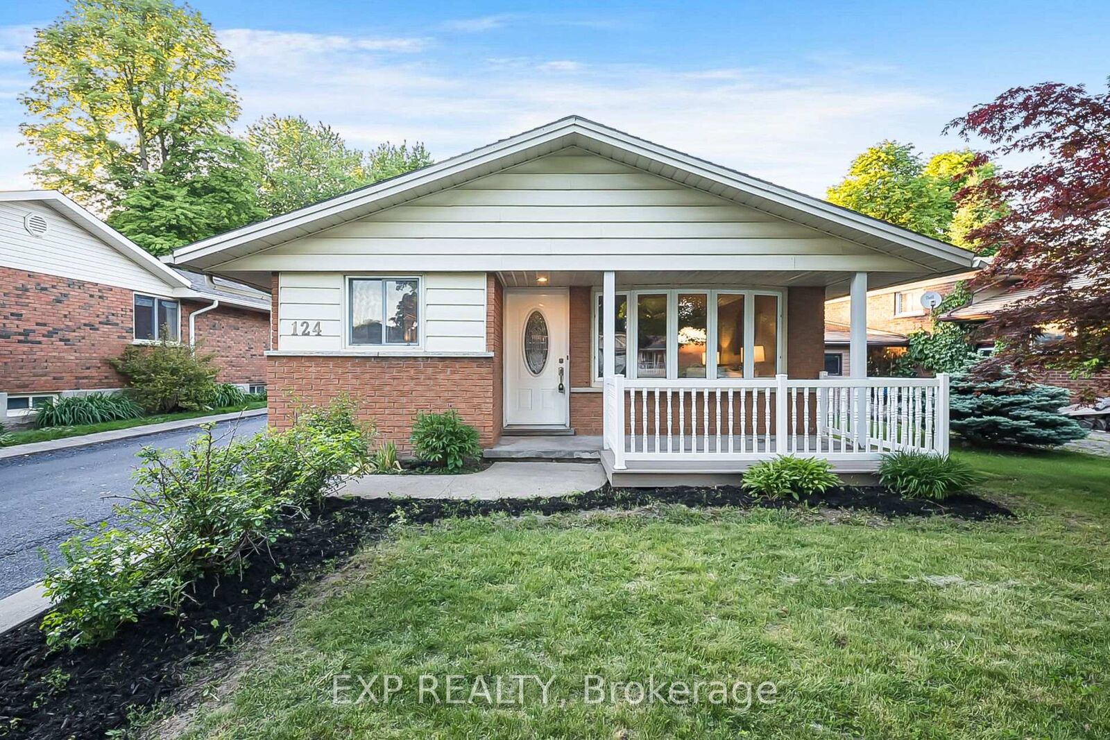 Property Photo: 124 Dunsmere Drive ON N2E 1V7
