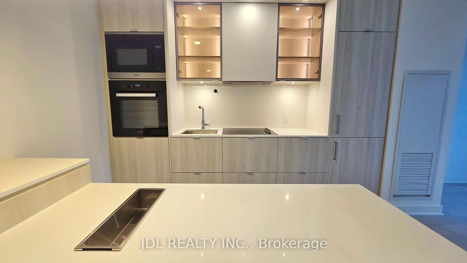 Property Photo:  11 Yorkville Avenue 5506  ON M4W 0B7 
