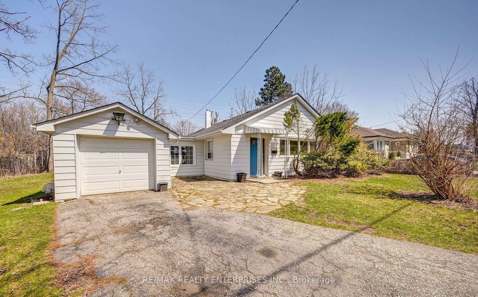 Property Photo: 1235 Old River Road ON L5G 3G2