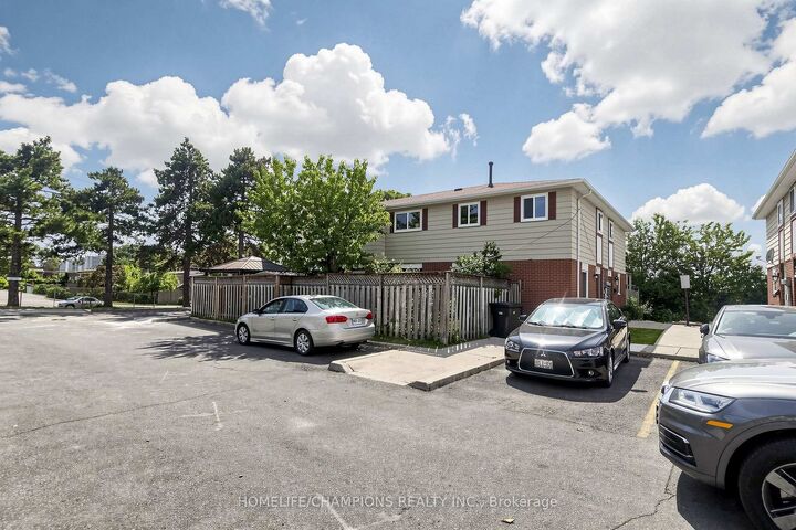 Property Photo: 18 San Vito Way 18 ON M3L 2G8