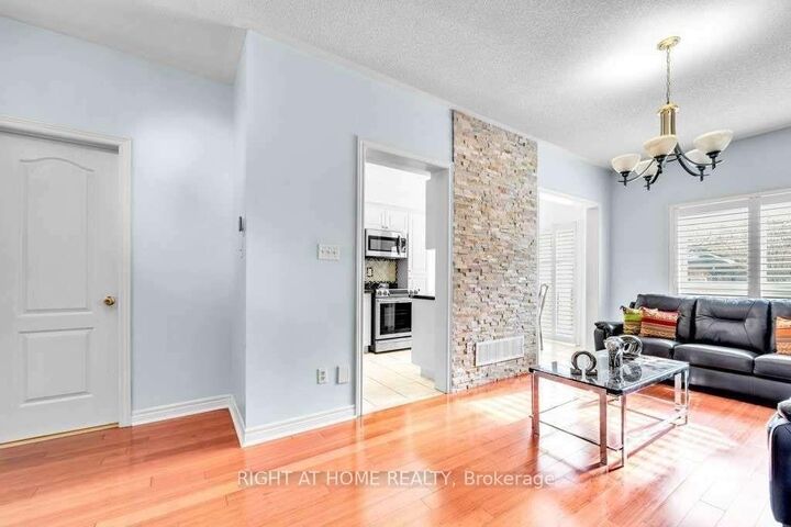 Photo de la propriété: 558 Legresley Lane ON L3Y 8R6