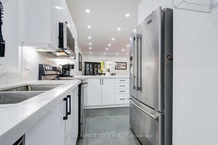 Property Photo: 33 Panorama Way ON L8E 6C6