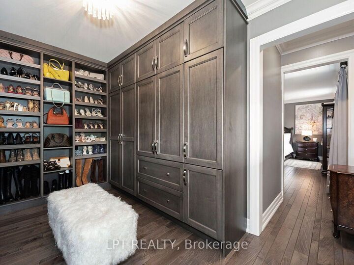 Property Photo: 493 Tipperton Crescent ON L6L 5E1