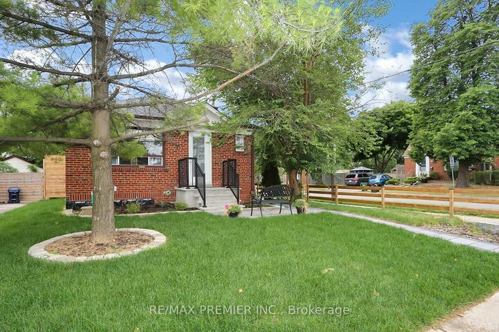 Property Photo:  37 Silvercrest Avenue Upper  ON M8W 2S3 
