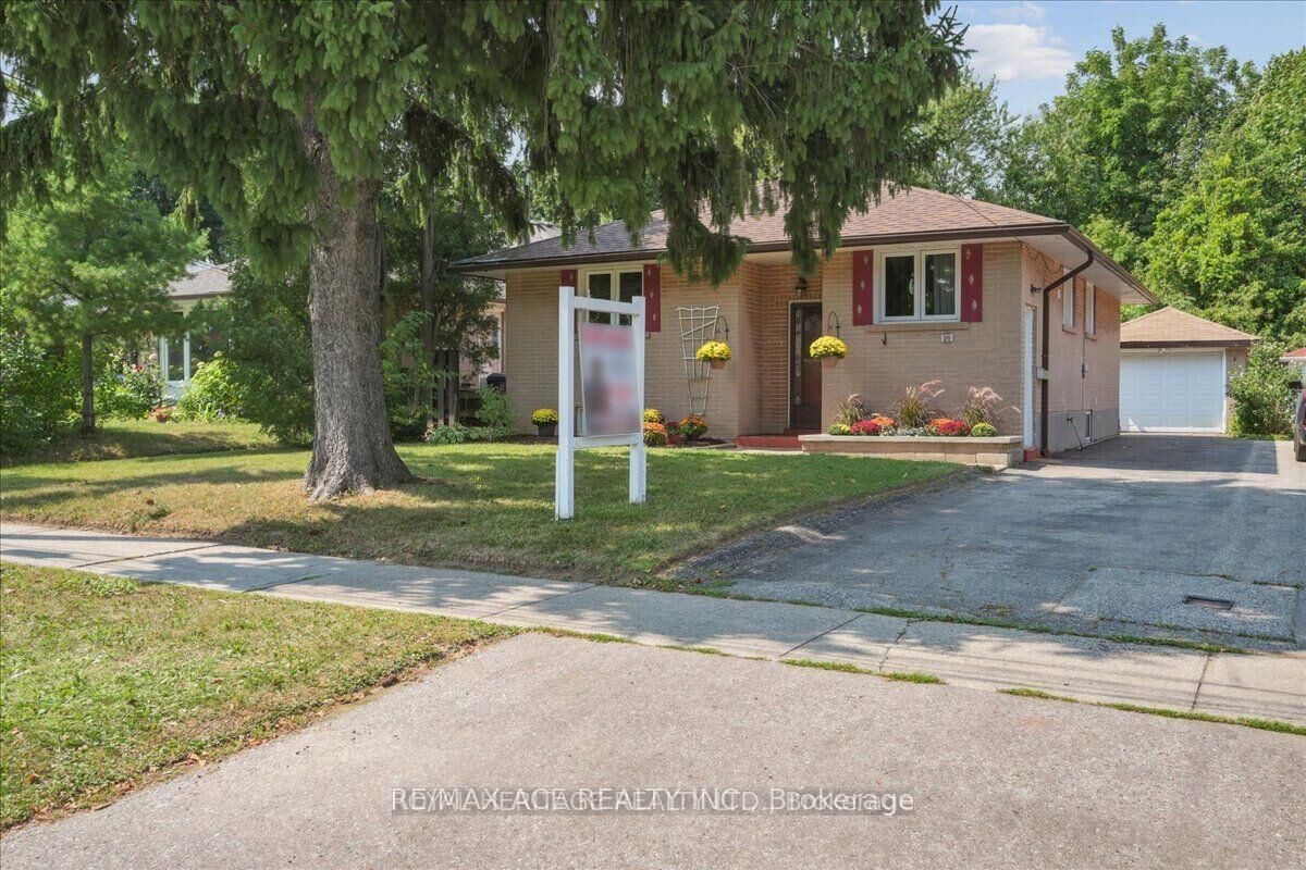 Property Photo:  26 Oakridge Drive Bsmt  ON M1M 2A4 