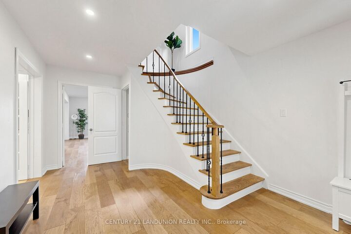 Photo de la propriété: 329 Atha Avenue ON L4C 6A8