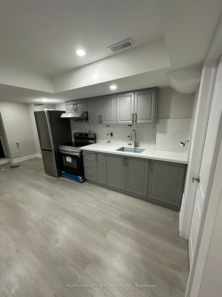 Property Photo: 10 Bramacre Court ON L7A 1T5