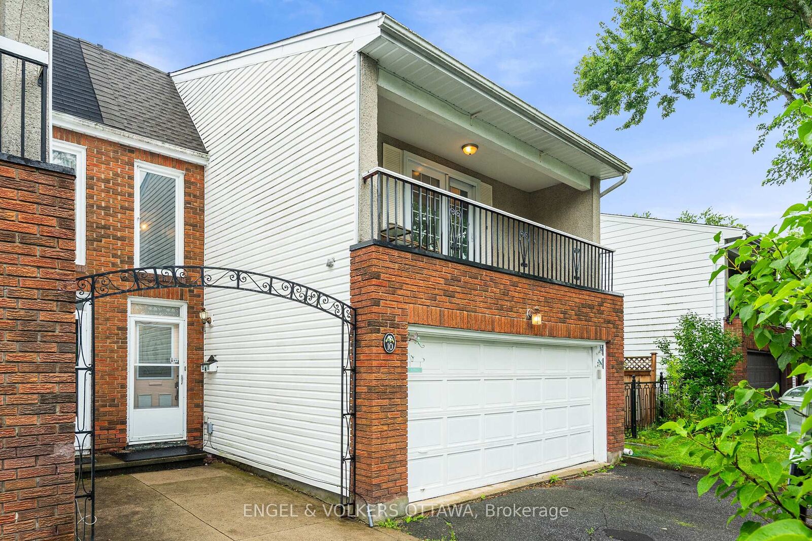 Property Photo: 10 Estelle Crescent ON K2H 5X1