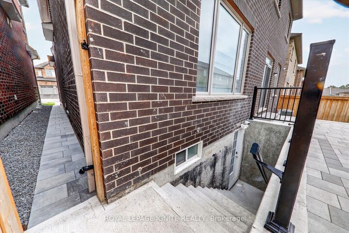 Property Photo:  2404 Florentine Place  ON L1X 0H2 