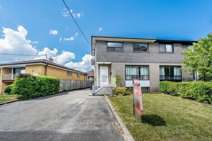 Property Photo: 3 Clayhall Crescent ON M3J 1W5