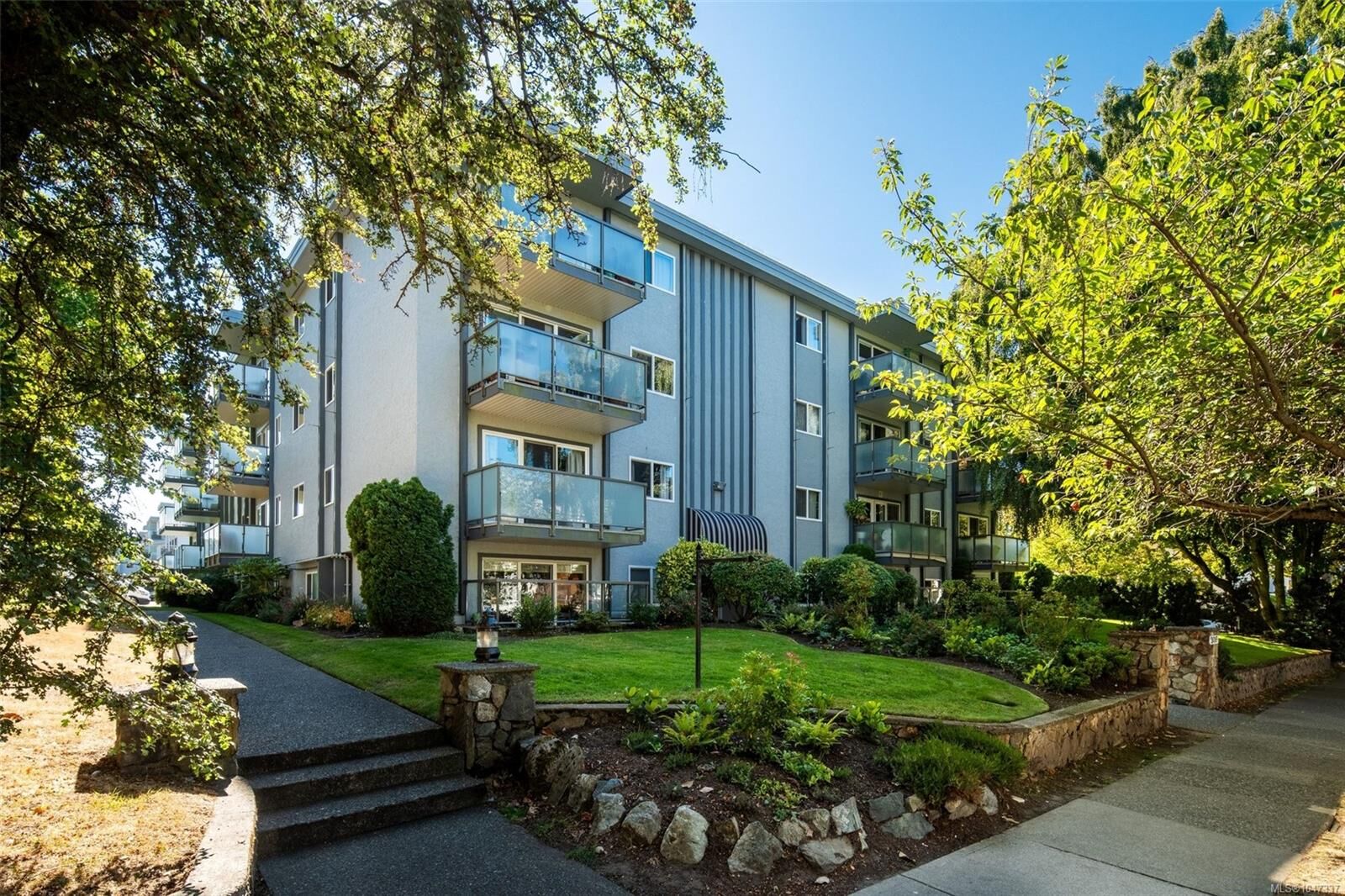Property Photo: 305 Michigan St #307 BC V8V 1R6