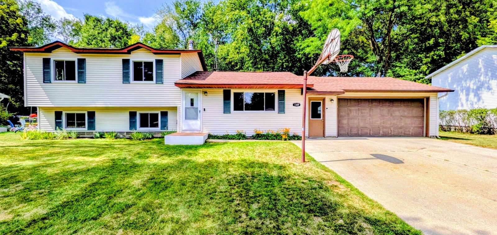 Property Photo: 1309 N Antler Street MI 48624