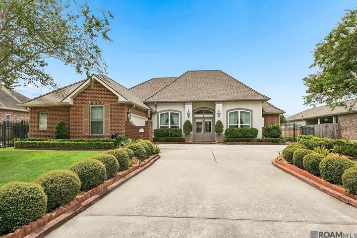 Property Photo: 311 Riverwood Dr LA 70087