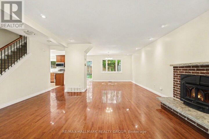 Property Photo:  10 Woodview Crescent  ON K1B 3A9 