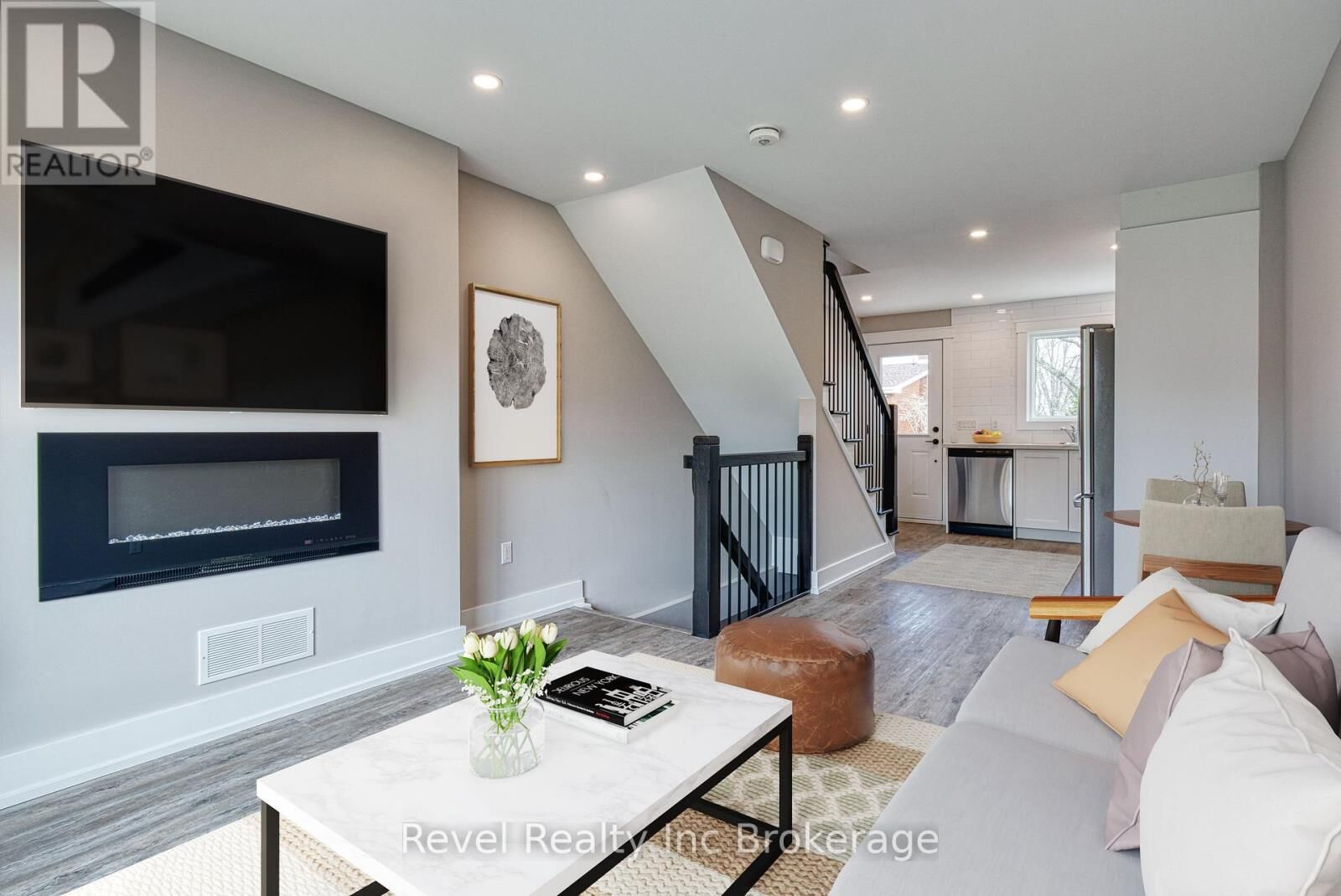Property Photo:  226 Clarke Street North 9  ON N4S 7M7 