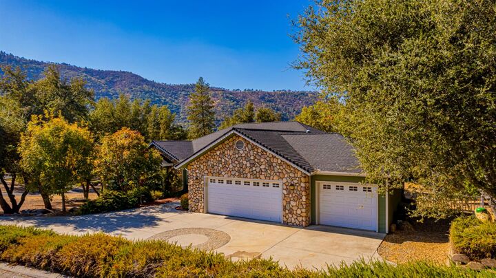 Property Photo: 41282 Singing Hills Circle CA 93601